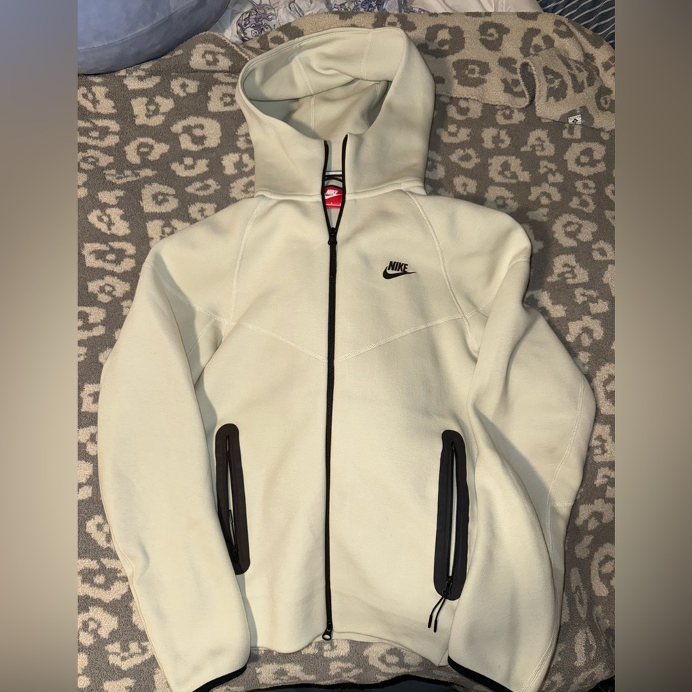 Worn once Mens Cream Nike Tech